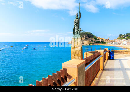 TOSSA DE MAR, España - jun 6, 2019: Monumento a Minerva en del paseo costero en Tossa de Mar. Esta escultura fue diseñada por Frederic yeguas i Deulovol Foto de stock
