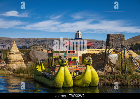 Barcos de juncos con cabezas de puma en la proa en las islas de los Uros, reed islas flotantes en el Lago Titicaca, Perú, América del Sur Foto de stock