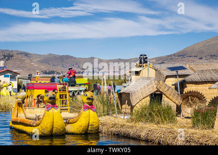Barcos de juncos con cabezas de puma en la proa en las islas de los Uros, reed islas flotantes en el Lago Titicaca, Perú, América del Sur Foto de stock