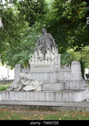 Viena, Austria - Agosto 26, 2014: Staue del famoso músico Johannes BRAHMS en el parque público Foto de stock