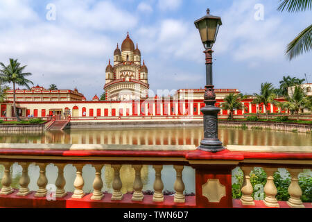 Dakshineshwar antiguo templo de Kali en Calcuta con vista del estanque contiguo. Famoso templo hindú en los bancos del río Ganges.