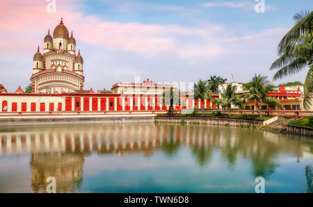 Histórico templo de la diosa Kali en Calcuta Dakshineshwar al atardecer con el paisaje