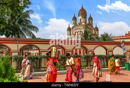 Histórico templo de Kali en Calcuta Dakshineshwar con vista de peregrinos