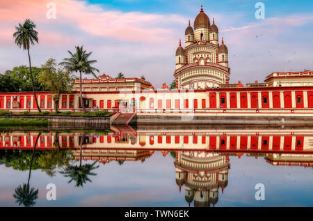 Antiguo templo hindú de la diosa Kali en Calcuta Dakshineshwar al atardecer con estanque contiguo