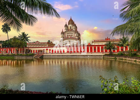 Templo de Kali en Calcuta Dakshineshwar con hermosos paisajes al atardecer