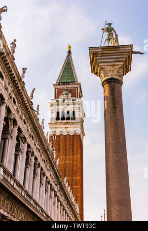 El Campanario de San Marcos y el León de Venecia estatua en Venecia, Italia