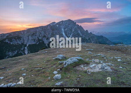 Sunset, alpenglow vivos desde la cumbre del Monte especie o Strudelkopf. Dolomitas italianas al atardecer, coloridos cielo con nubes de color rosa y púrpura.