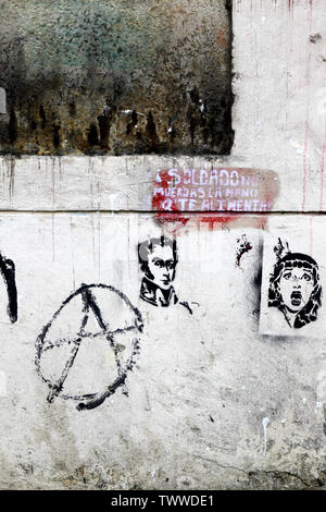 'Soldier, no morder la mano que alimenta usted de graffiti y el retrato de Simón Bolívar en la pared, la Plaza Bolívar, Bogotá, Colombia Foto de stock
