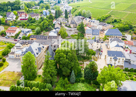 Vista aérea del centro de la ciudad de Schengen sobre el río Mosela, Luxemburgo, el lugar donde se firmó el Acuerdo de Schengen, el lugar de nacimiento de una Europa sin bord Foto de stock