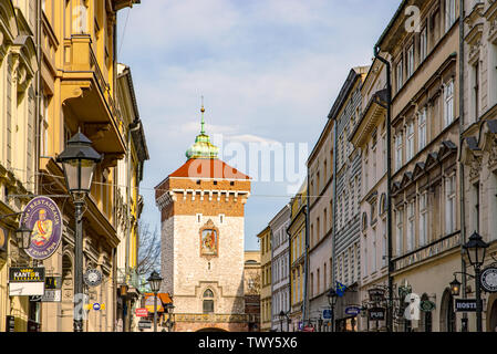 Cracovia, Polonia - Feb 02, 2019: Ver en torre medieval con puerta de entrada a la calle Florianska en la ciudad vieja de Cracovia, Polonia UNESCO world H Foto de stock