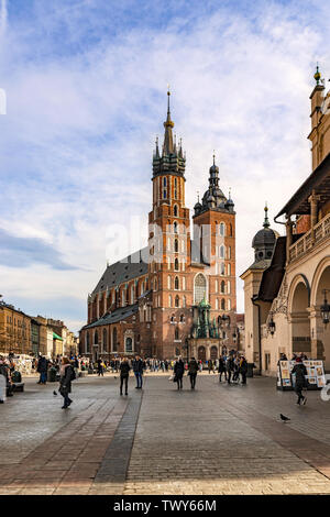 Cracovia, Polonia - Feb 02, 2019: Ver en la histórica ciudad de St Mary's Church ubicado en la plaza principal, Rynek Glowny, en Cracovia, Polonia. Foto de stock