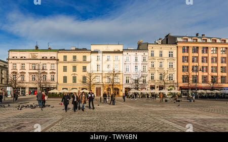 Cracovia, Polonia - Feb 02, 2019: ver en las casas históricas en la plaza del mercado, situada en el distrito de la ciudad vieja de Cracovia, Polonia. Foto de stock