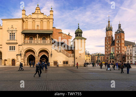 Cracovia, Polonia - Feb 02, 2019: Ver en el histórico St Mary's Church y tela caleed sukiennice hall, situado en la plaza principal, Rynek Glowny, en Craco Foto de stock