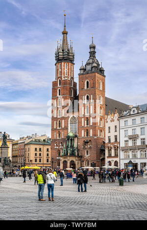 Cracovia, Polonia - Feb 02, 2019: Ver en la histórica ciudad de St Mary's Church ubicado en la plaza principal, Rynek Glowny, en Cracovia, Polonia. Foto de stock