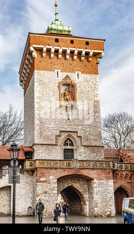 Cracovia, Polonia - Feb 02, 2019: Ver en torre medieval con puerta de entrada a la calle Florianska en la ciudad vieja de Cracovia, Polonia UNESCO world H Foto de stock
