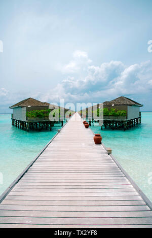 Meeru Island Maldivas de abril de 2019. - Increíble Bungalow Overwater tropical Resort sobre la playa. Foto de stock