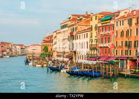 Hermosas vistas del Gran Canal de Venecia, Italia desde el puente de Rialto con góndolas destino turístico durante el amanecer.
