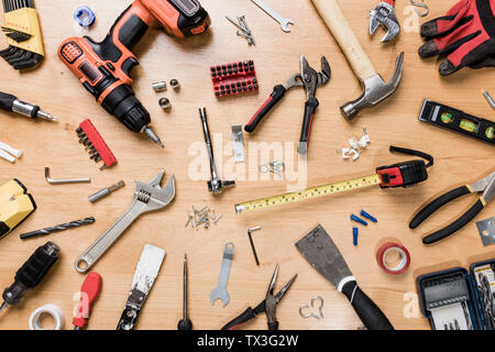 Vista desde arriba herramientas sobre mesa de madera - knolling Foto de stock