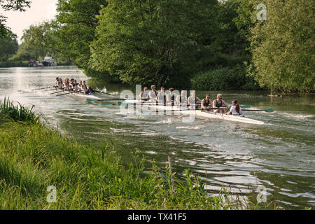 Oxford, Reino Unido. Durante ochos semana de mayo, el colegio equipos de remo se retan mutuamente en el ISIS, como este tramo del río Támesis conocido Foto de stock