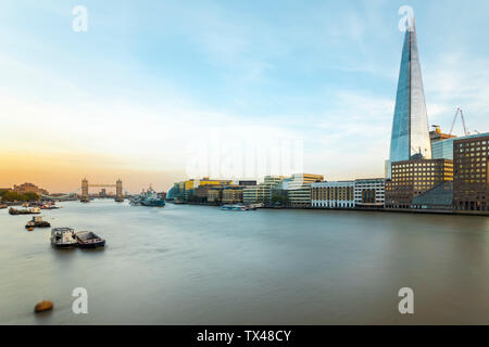 Reino Unido, Londres, la larga exposición del Támesis con el Tower Bridge, el HMS Belfast y el Shard Foto de stock