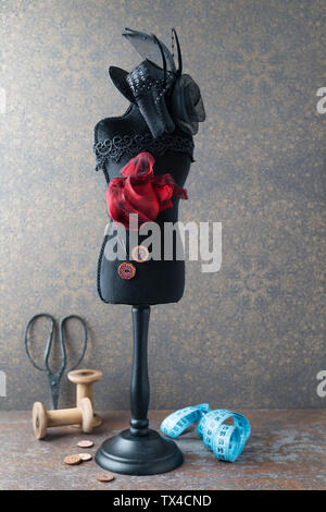 Modelo de modista con sombrero y elementos de costura Foto de stock