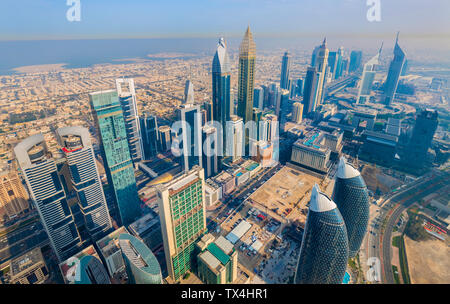 Los Emiratos Árabes Unidos, Dubai, paisaje urbano con la carretera Sheikh Zayed