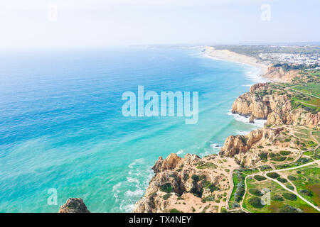 Portugal, Algarve, Lagos, Ponta da Piedade, vista aérea de la costa rocosa y el mar Foto de stock