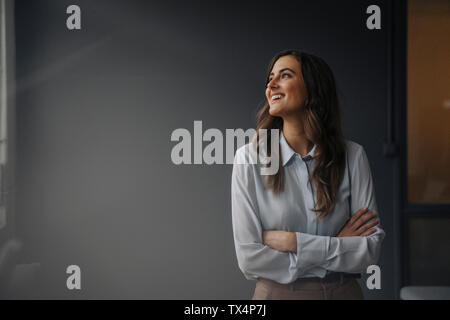 Retrato de feliz joven empresaria busca lateralmente