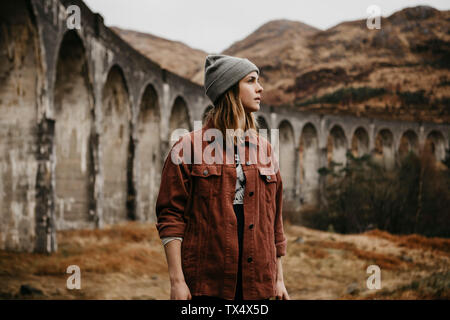 Reino Unido, Escocia, Highland, retrato de una joven en el Viaducto de Glenfinnan Foto de stock