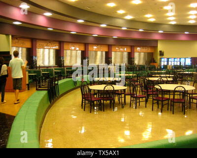 Inglés: Esta imagen muestra la cafetería de Hamilton High School (Chandler,  Arizona). Las luces encima de cada ventana Resplandor de neón de color, y  la cafetería es normalmente muy completo.; 19 de