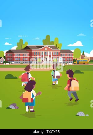 Niños corriendo delante de la escuela ilustración Imagen Vector de