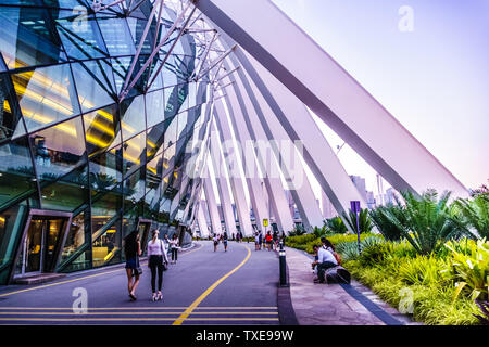 Singapur - Mar 15, 2019: los jardines junto a la bahía, las características de la arquitectura exterior de la cúpula del flujo.