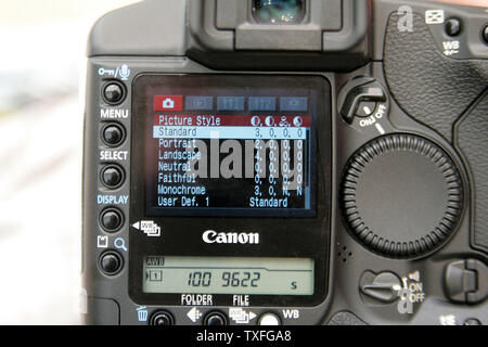 Canon Presenta La Nueva Digital Profesional Eos 1d Mark Ii N Camara Modelo En Ifa 05