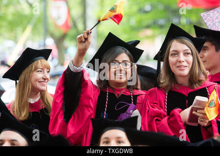 Graduación de estudiantes de Harvard celebrar en el 366o comienzo de la Universidad de Harvard en Tricentenarios Theatre en Cambridge, Massachusetts, el 25 de mayo de 2017. Foto por Matthew Healey/ UPI Foto de stock