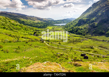 Mirando hacia el sur por el Nant Gwynant pasar hacia Llyn Gwynant, el Parque Nacional de Snowdonia, Gwynedd, Gales, Reino Unido Mirando hacia el sur por el Nant Gwynant pasar hacia Llyn Gwynant, el Parque Nacional de Snowdonia, Gwynedd, Gales, Reino Unido
