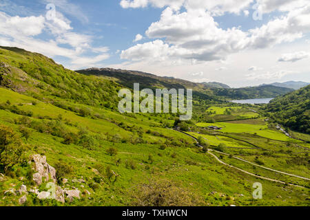 Mirando hacia el sur por el Nant Gwynant pasar hacia Llyn Gwynant, el Parque Nacional de Snowdonia, Gwynedd, Gales, Reino Unido Mirando hacia el sur por el Nant Gwynant pasar hacia Llyn Gwynant, el Parque Nacional de Snowdonia, Gwynedd, Gales, Reino Unido