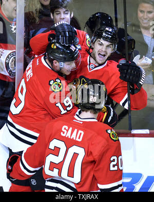 El centro de Chicago Blackhawks Jonathan Toews (L), en el centro y el ala izquierda Frolik Michael Brandon Saad (20) celebrar la meta de Frolik durante el primer periodo contra Los Angeles Kings en el United Center en Chicago el 25 de marzo de 2013. UPI/Brian Kersey
