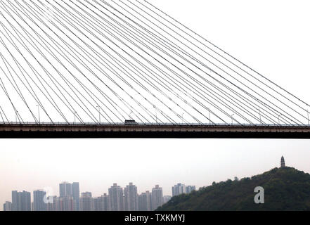 Hacer Convertir Marquesina Un gran puente colgante, diseñado para acomodar grandes portacontenedores,  cruza el Río Yangtze en Chongqing, 24 de agosto de 2010. China del próximo  plan quinquenal, el mapa oficial de carreteras para la
