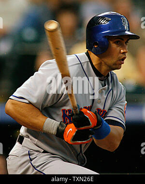 New York Mets outfielder Carlos Beltrán motivos en contra de los Rockies de Colorado en la primera entrada en el Coors Field en Denver el 3 de julio de 2007. Beltran Mets es uno de los cuatro que jugarán por la Liga Nacional en el juego de las estrellas. (UPI foto/Gary C. Caskey) Foto de stock