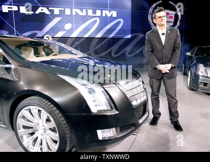Bryan Nesbitt, gerente general de Cadillac posa con el XTS Platinum concept car en el 2010 North American International Auto Show en el Cobo Center en Detroit, MI., 12 de enero de 2010. UPI/Mark Cowan Foto de stock