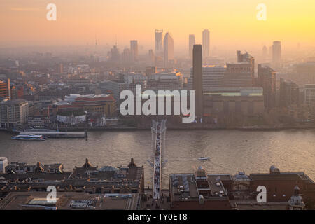 Vista aérea del Puente del Milenio en Londres al atardecer, Reino Unido Foto de stock