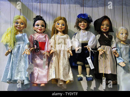 Marionetas artesanales tradicionales en Praga Foto de stock
