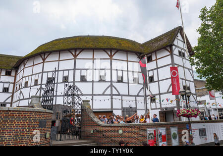El popular reformado Shakespeare's Globe Theatre en la orilla sur del Río Thames Embankment, Southwark, London SE1 y turistas
