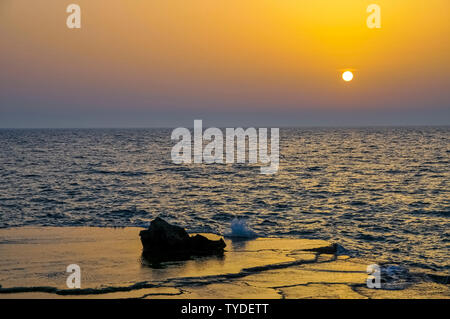 Puesta de sol sobre el Mar Mediterráneo en la playa Achziv, el norte de Israel Foto de stock