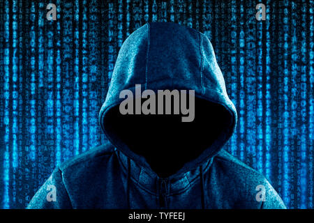 Anonymous hooded hacker retrato sobre fondo de código informático Foto de stock