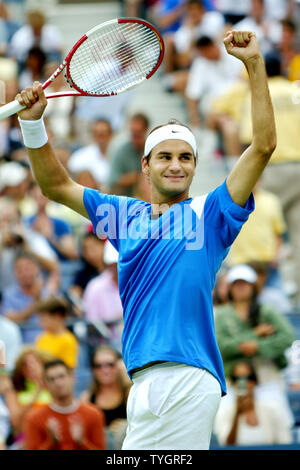 Roger Federer de Suiza reacciona después de derrotar a Tim Henman de Inglaterra por 6-3, 6-4, 6-4 en la semifinal en el Abierto de los Estados Unidos celebrada en el National Tennis Center el 11 de septiembre de 2004, en Flushing Meadows, en la Ciudad de Nueva York. (UPI foto/Monika Graff) Foto de stock