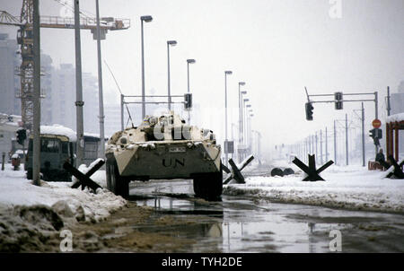 26 de marzo de 1993 durante el asedio de Sarajevo: rumbo al este, unas Naciones Unidas Ukrainian BTR-80 APC en unidades de velocidad a través de una brecha en la línea del tanque a través de traps Bulevar Meše Selimovića. Foto de stock