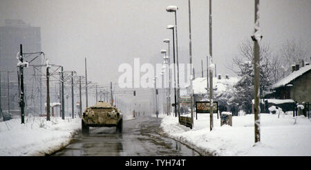 26 de marzo de 1993 durante el asedio de Sarajevo: Naciones Unidas BTR-80 APC unidades ucranianas al este a lo largo de Bulevar Meše Selimovića. Foto de stock