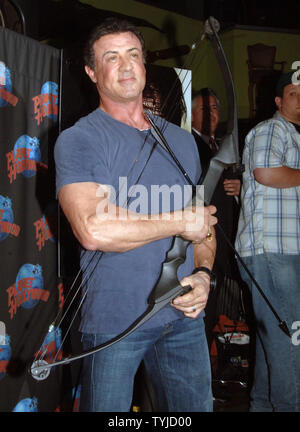 El actor Sylvester Stallone aparece en el Planet Hollywood de Nueva York para presentar el arco y la flecha que utilizó en su última película "Rambo" el 17 de enero de 2008. (UPI foto/Ezio Petersen)