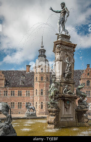 La Neptubne fuente en Castillo de Frederiksborg, que es uno de los castillos más bellos de Dinamarca situado en Hillerod.